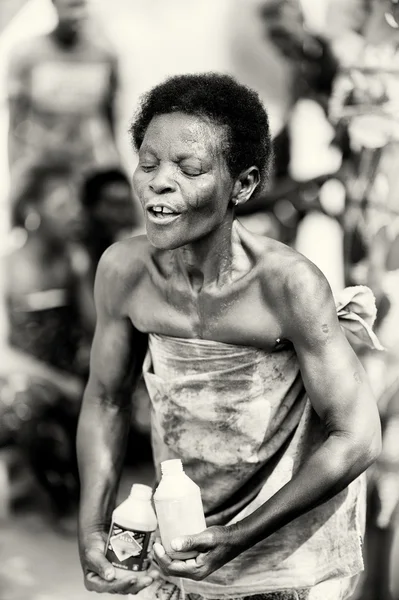 Egy nő a Togo, két üveg tánc — Stock Fotó