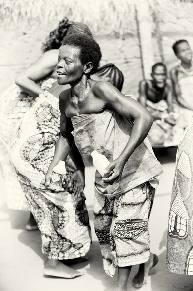 Togo bir kadından iki şişe ile dans — Stok fotoğraf