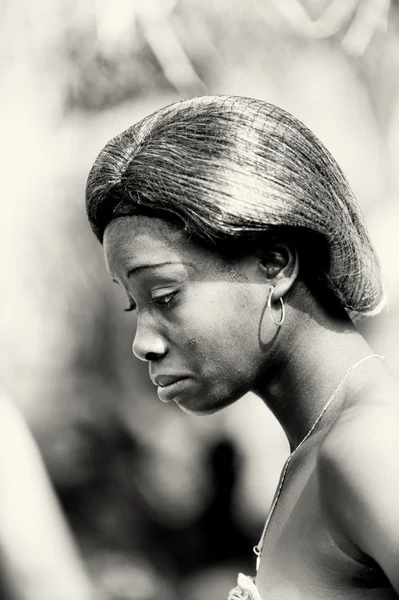 togo bir kadından güzel saç kesimi ile