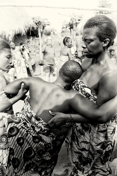 Mujer de Togo pierde la conciencia —  Fotos de Stock