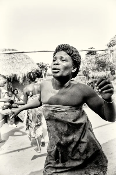 Dança de uma mulher do Togo — Fotografia de Stock