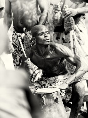 togo üzerinden müzik yapar