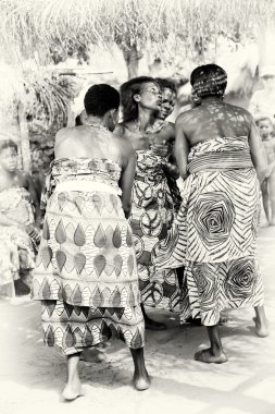 togo üç kadın dans