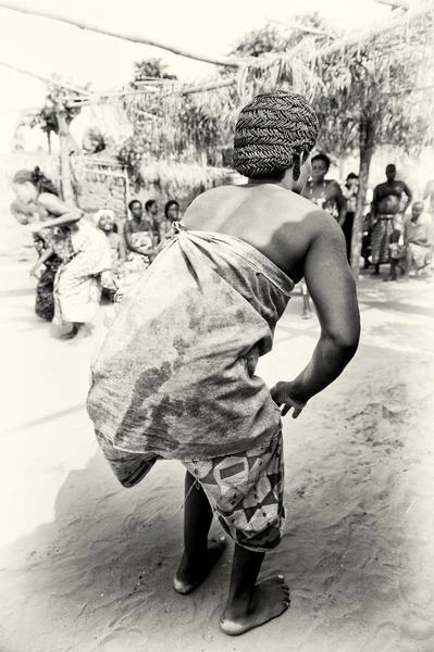 Eine Frau aus Togo tanzt — Stockfoto