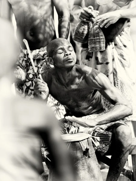 Человек из Того играет на барабане — стоковое фото