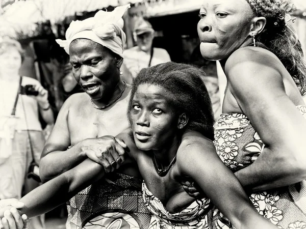 Une femme togolaise perd le contrôle dans une danse — Photo