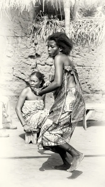 Tänze einer Frau aus Togo — Stockfoto