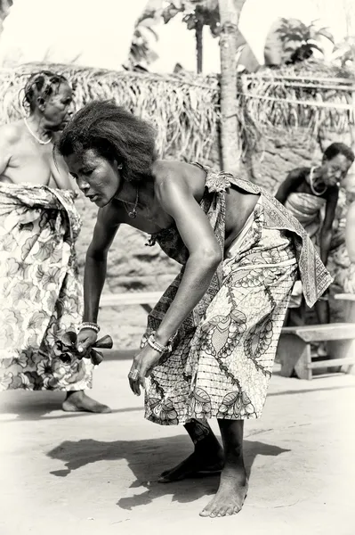 Женщина из Того танцует со специальным инструментом — стоковое фото