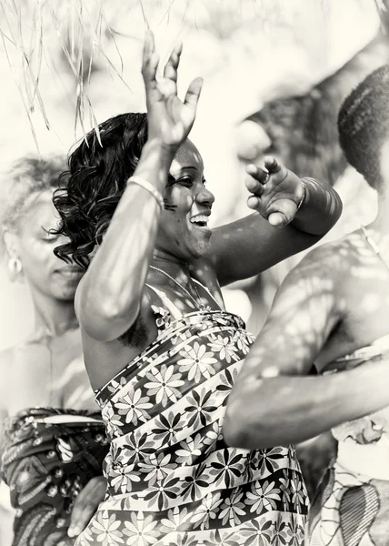 Dans van een gelukkige vrouw uit togo — Stockfoto