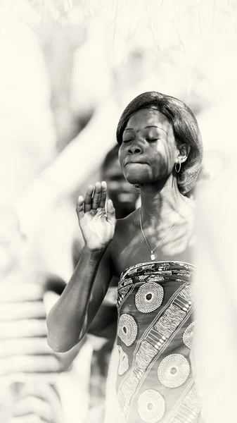 Femme togolaise danse avec une main — Photo