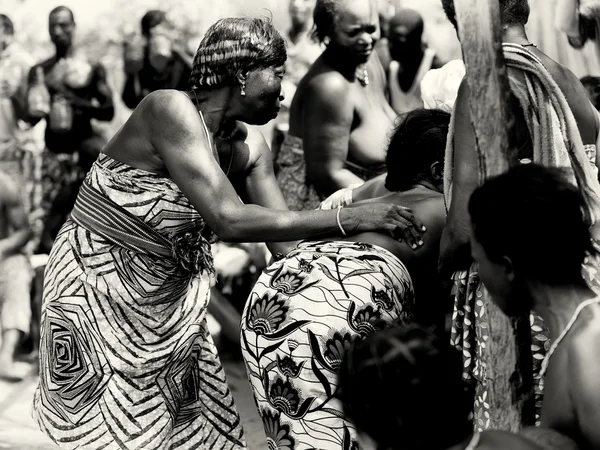 Danças da mulher feliz em Togo — Fotografia de Stock