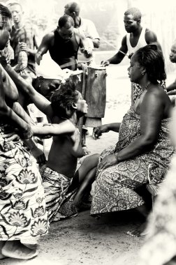 togo dans etmek ezelî denetimin üzerinden yarı çıplak kadın