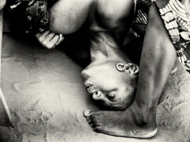 togo gelen yarı çıplak kadın vicdan büyü büyü altında kaybeder