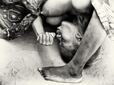 togo gelen yarı çıplak kadın vicdan büyü büyü altında kaybeder