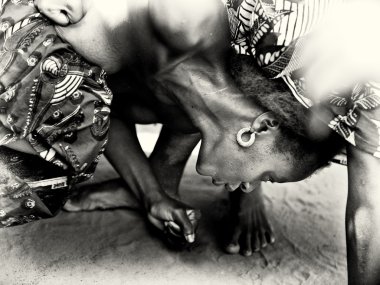 togo gelen yarı çıplak kadın vicdan büyü büyü altında kaybeder