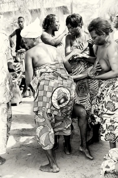 Γυναίκες από το Τόγκο χορούς χωρίς έλεγχο — Φωτογραφία Αρχείου