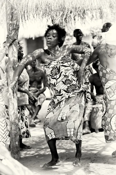 Interessante danza di una donna del Togo — Foto Stock