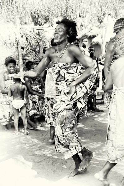 Frau tanzt im Togo — Stockfoto