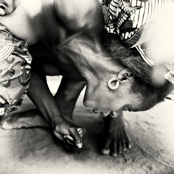 Halv naken kvinna från togo förlorar samvete under voodoo förtrollning — Stockfoto