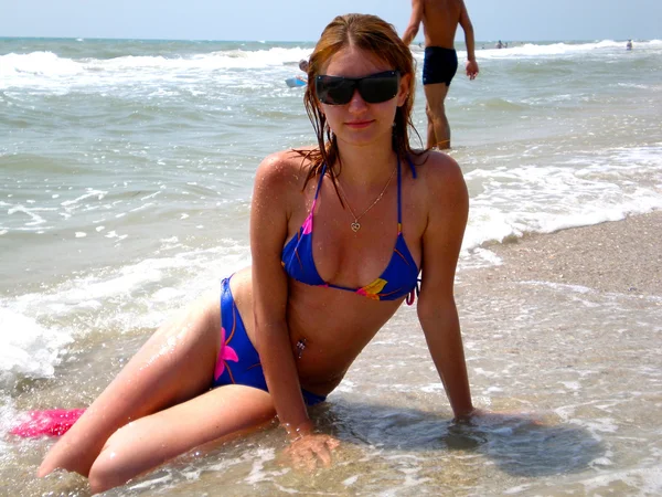 Красива дівчина позує біля моря в купальнику — стокове фото