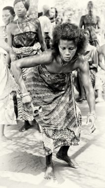 togo dansları ile büyük bir arzu gelen kadın