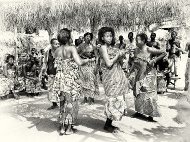 togo dansları ile büyük bir arzu gelen kadın