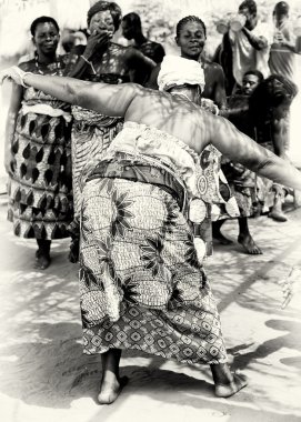 togo dansları ile büyük bir arzu gelen kadın