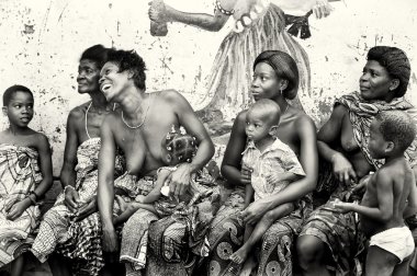 togo küçük kız süt içiyor--dan onun annesi brest ve diğer togo