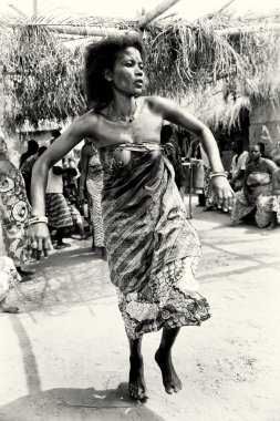 togo dansları gelen yarı çıplak kadın