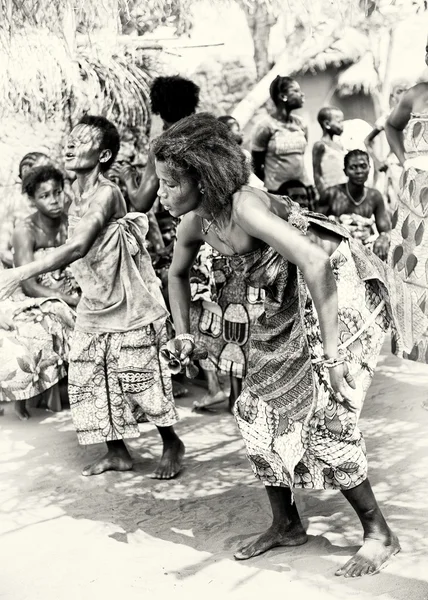 Une femme togolaise danse tellement — Photo