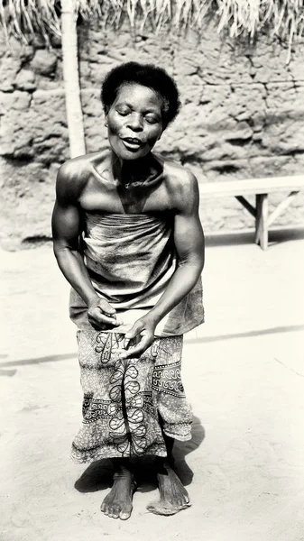 Une femme togolaise danse tellement — Photo