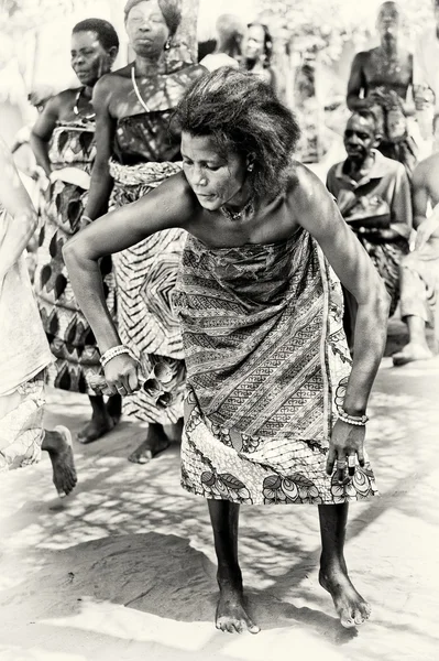 Kvinna från togo dansar med en sådan enorm lust — Stockfoto