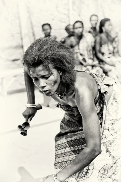 Togo dansları ile büyük bir arzu gelen kadın — Stok fotoğraf