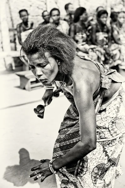 Togo dansları ile büyük bir arzu gelen kadın — Stok fotoğraf