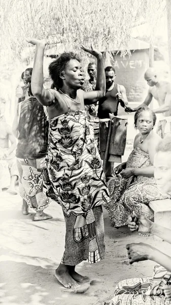 Woman from Togo with the raised hands dances with such a huge desire — Stock Photo, Image
