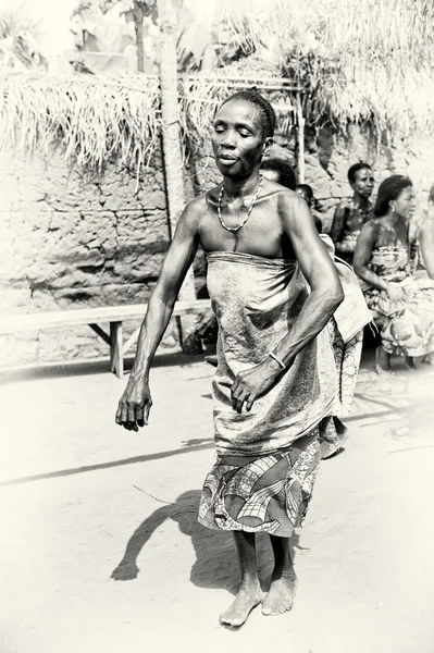 Mulher do Togo dança com um desejo tão grande — Fotografia de Stock