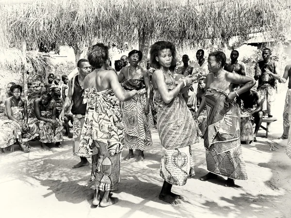 从这种巨大的欲望与多哥共舞的女人 — 图库照片