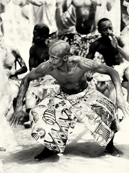 Mann aus Togo tanzt in riesigen Hosen — Stockfoto