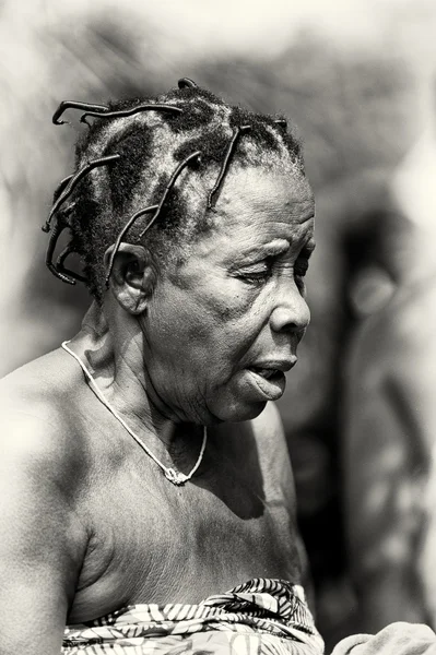 Vieille dame du Togo avec de beaux cheveux — Photo