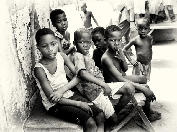 Kinder aus Togo bleiben zusammen und schauen sich die Show an — Stockfoto