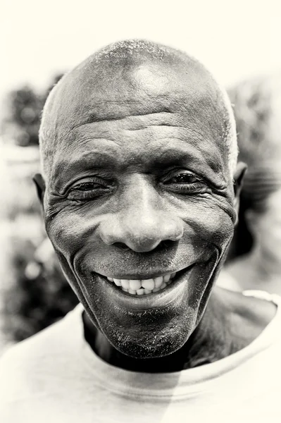 Vieil homme souriant du Togo — Photo