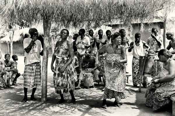 Aus togo tanzen zusammen — Stockfoto