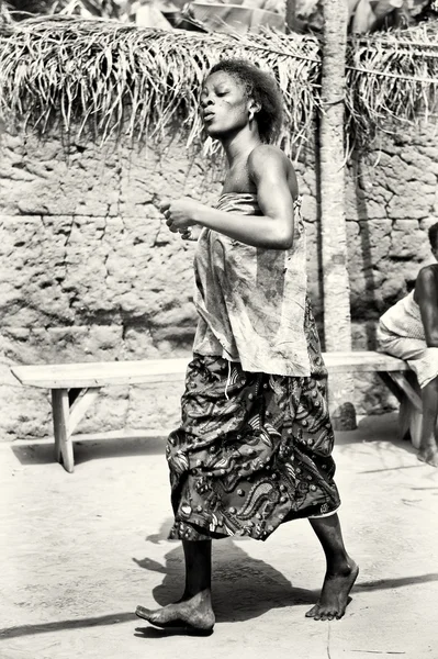 Woman from Togo walks by the road — Stock Photo, Image