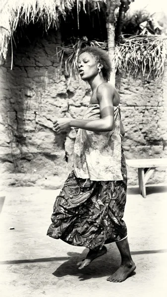 Beautiful dancing woman from Togo — Stock Photo, Image