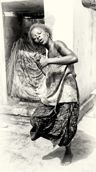 Schöne tanzende Frau aus Togo — Stockfoto