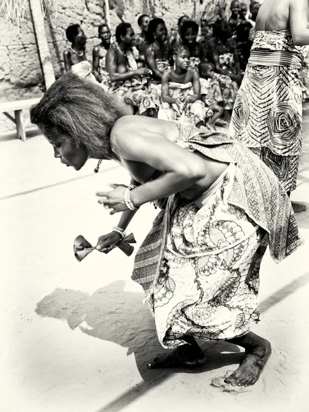 Värmevärde kvinna danser i togo — Stockfoto