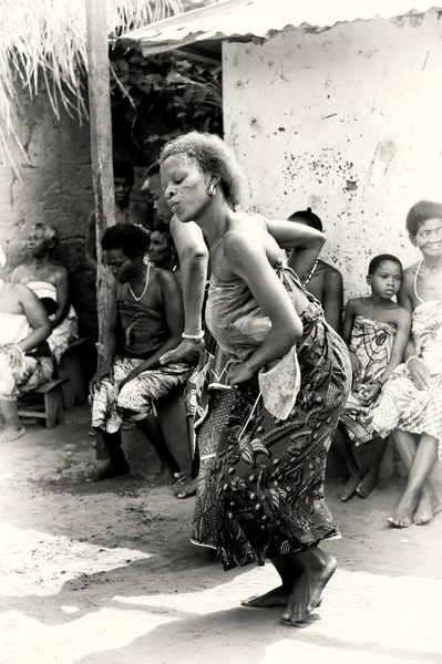 Halv naken kvinna från togo danser — Stockfoto