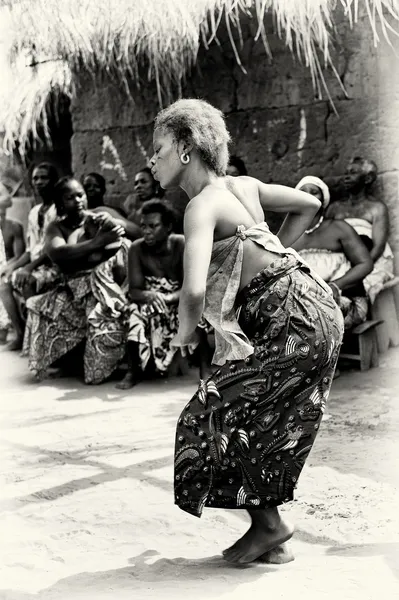 공공 장소에서 토고 춤에서 여자 — 스톡 사진