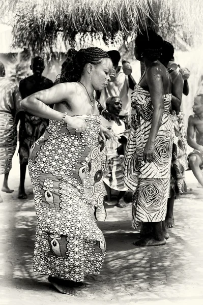Žena z Toga tance na veřejnosti — Stock fotografie