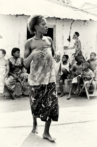 来自多哥共舞在公众中的女人 — 图库照片